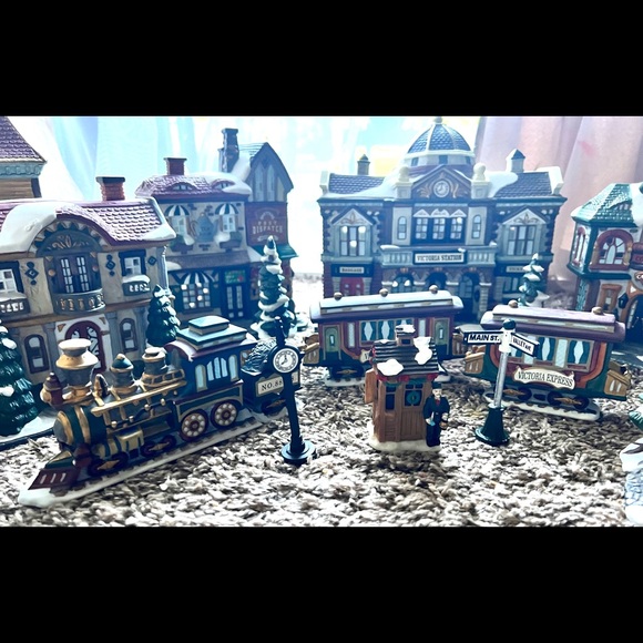 Kirkland Signature 37pc Porcelain Lighted Christmas Holiday Village IOB - Picture 5 of 12